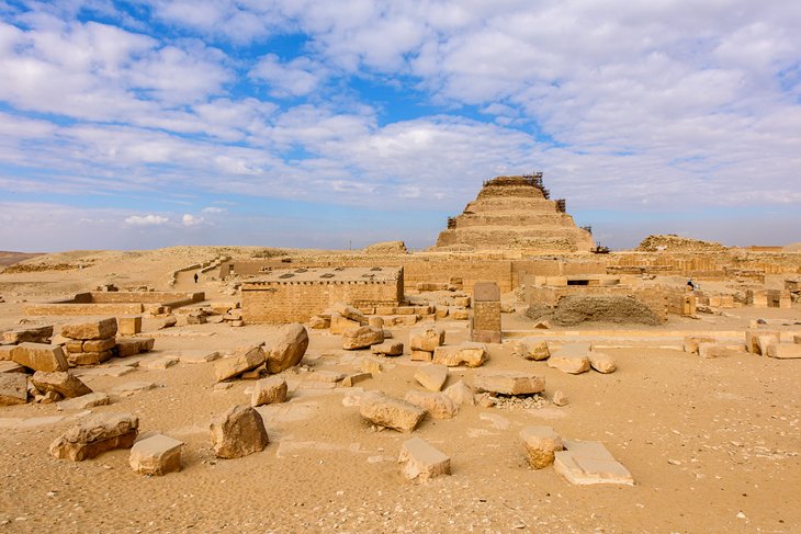 Pirámide y ruinas de Saqqara