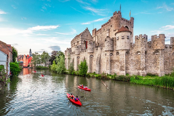 Kayaks navegando por un canal más allá del Gravensteen en Gante