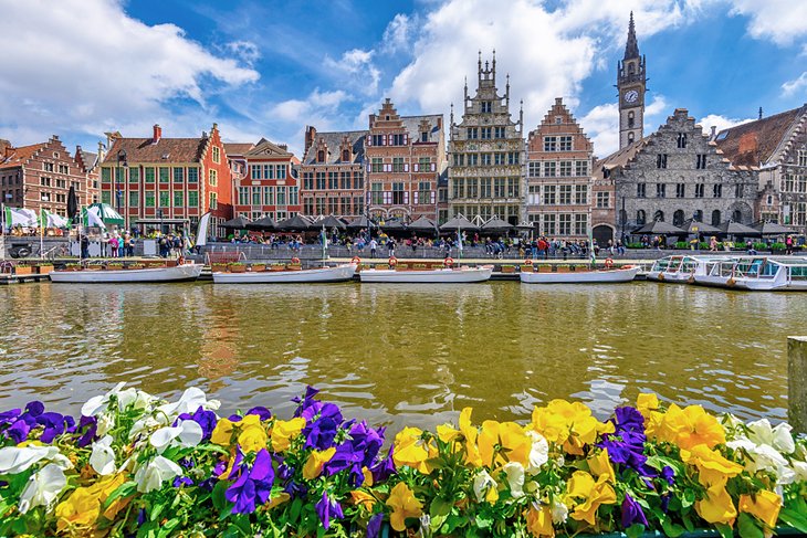 Flores de primavera a lo largo del canal Korenlei