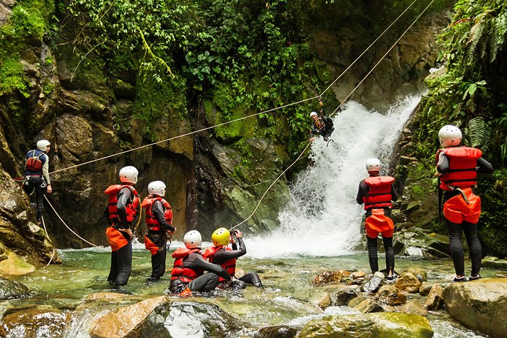 Un grupo en un viaje de barranquismo en el Parque Nacional Llanganates cerca de Tena