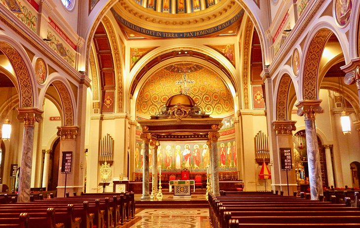 El hermoso interior de la Catedral Basílica de San Antonio