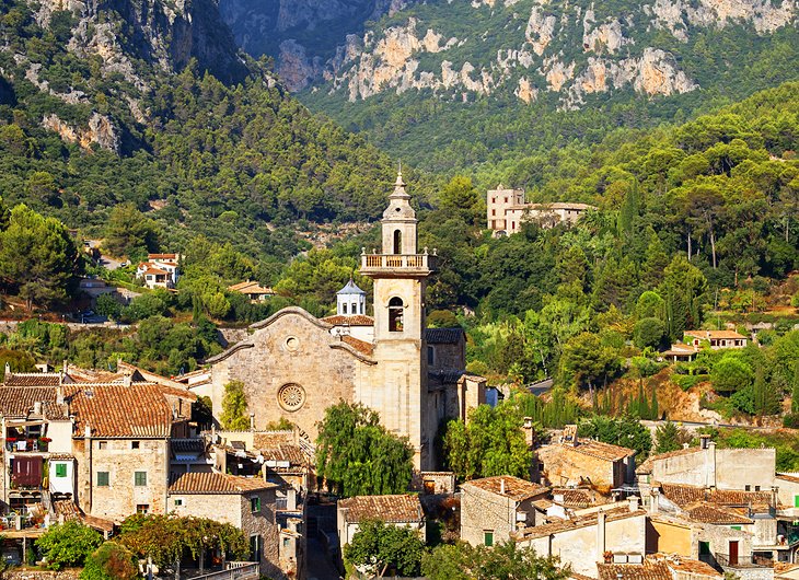 El pueblo de la cima de la colina y el monasterio de Valldemossa