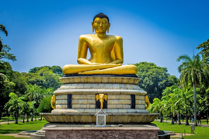 Estatua dorada de Buda en el parque Viharamahadevi