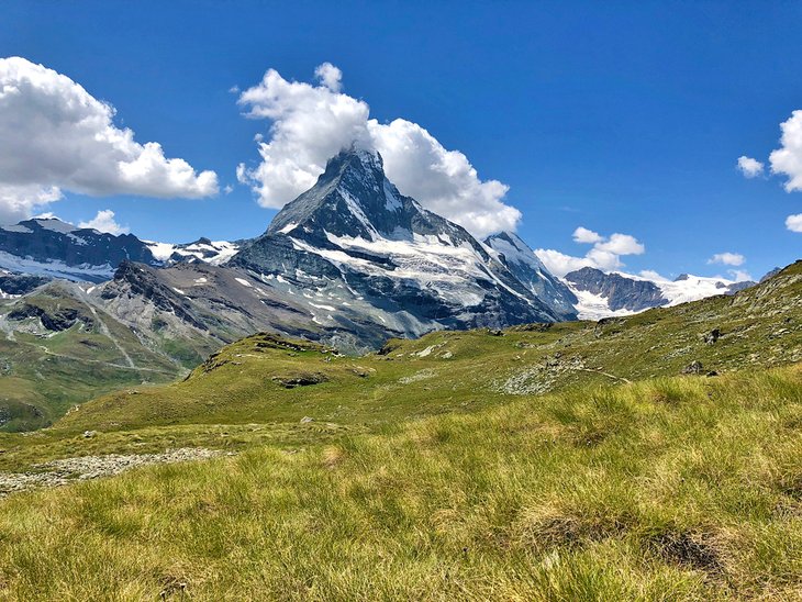 Vista del Matterhorn desde los prados alpinos de Höhbalmen