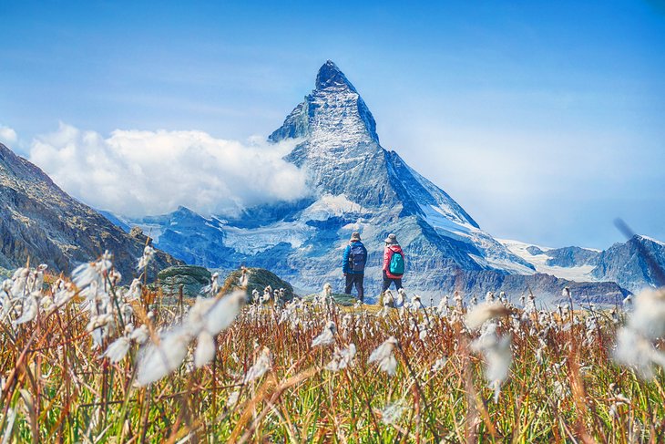 Pareja de senderismo frente al Matterhorn