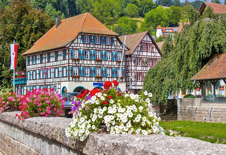 Pintorescas casas y flores en Schiltach