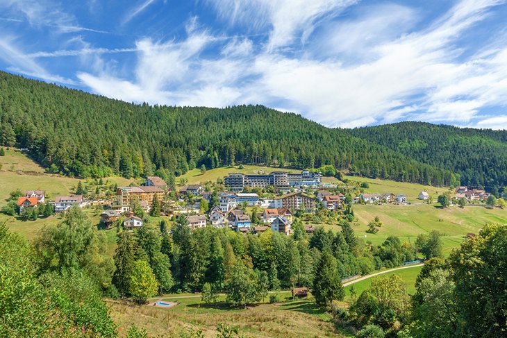 Vista de Baiersbronn con el Hotel Traube Tonbach en la distancia
