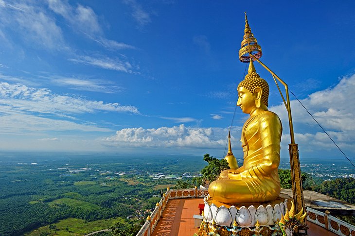 Buda en la cima del Templo de la Cueva del Tigre