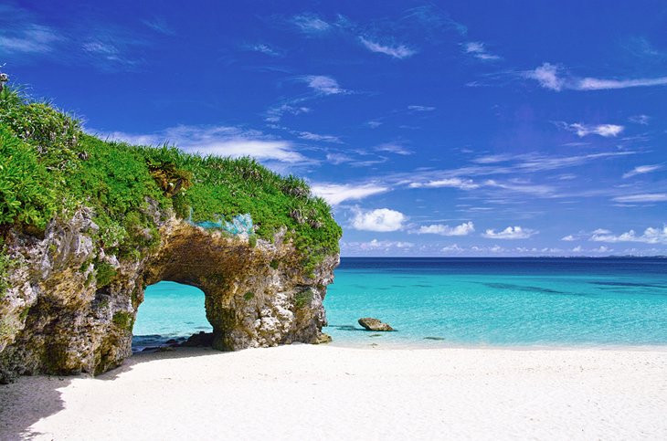 Arco de roca en la isla de Miyako