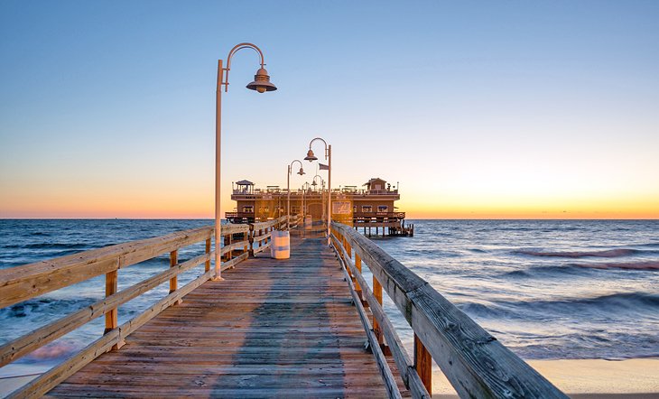 Muelle de pesca en el área de Oceanview de Norfolk, Virginia