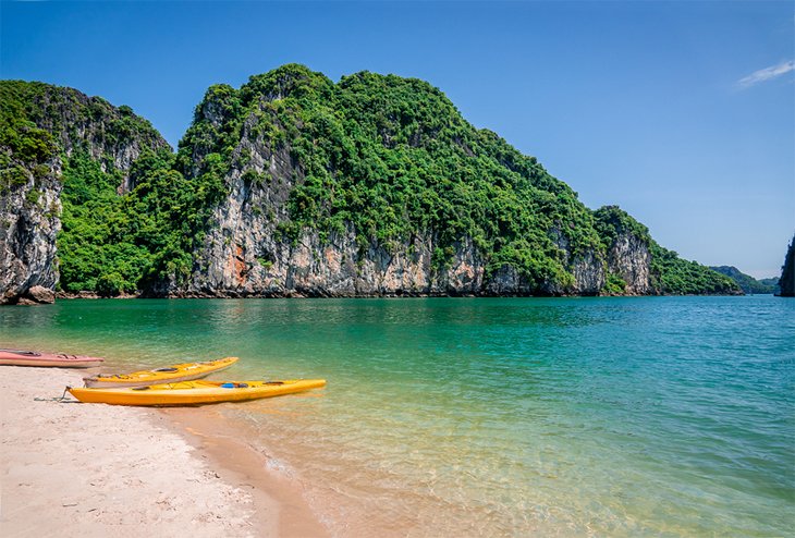 Kayaks en la playa de Bai Tu Long Bay