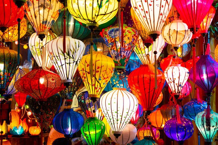Linternas de colores a la venta en el Mercado Nocturno de Hoi An