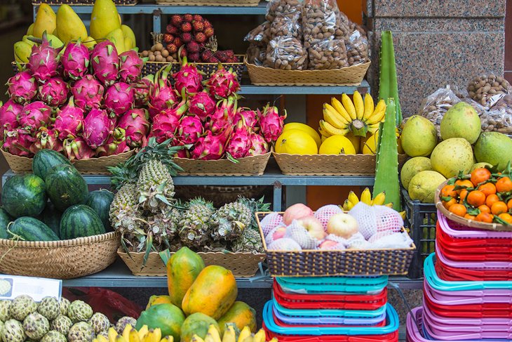 Venta de frutas tropicales en un mercado de Nha Trang