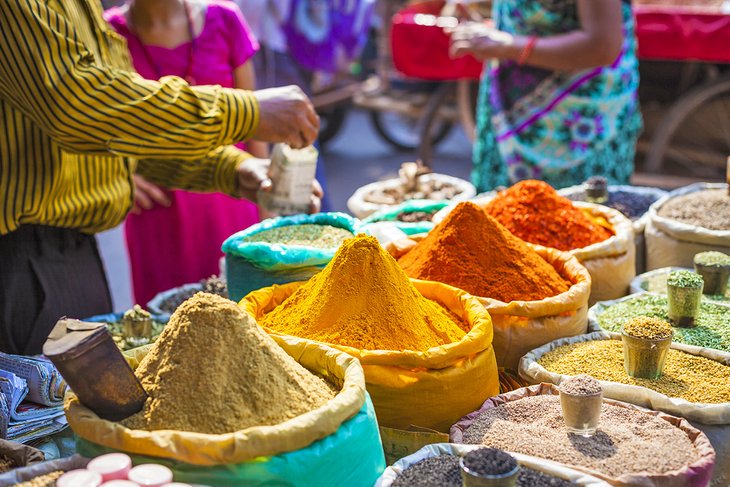 Especias coloridas en un mercado callejero en Delhi