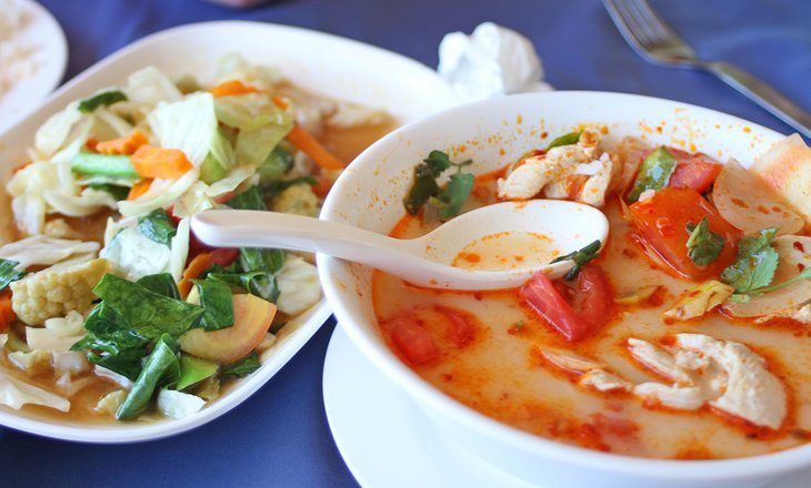 La sopa de pollo con coco y las verduras completan una comida en Tailandia.