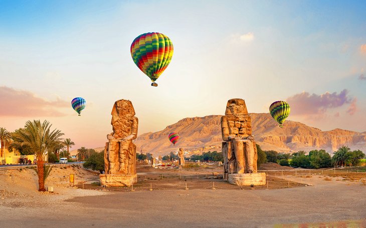 Globos aerostáticos sobre los Collosi de Memnon, Luxor