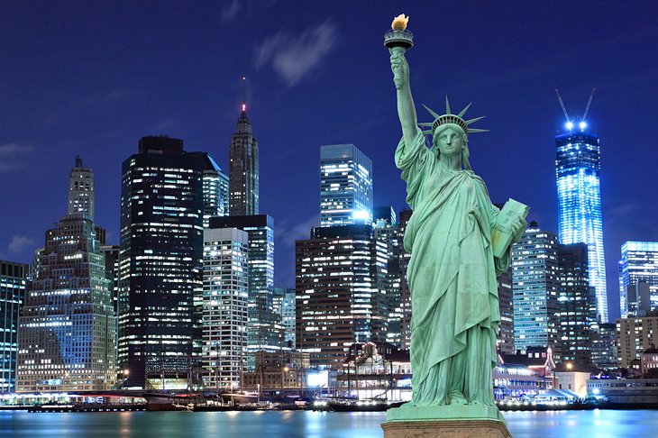 Horizonte de Manhattan con la Estatua de la Libertad en primer plano