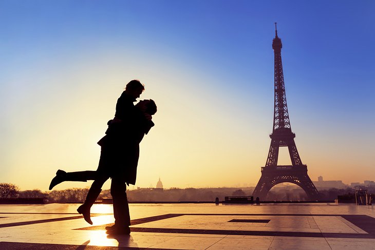 Silueta de una pareja frente a la Torre Eiffel