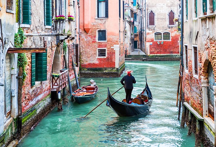 Góndola en un canal de Venecia