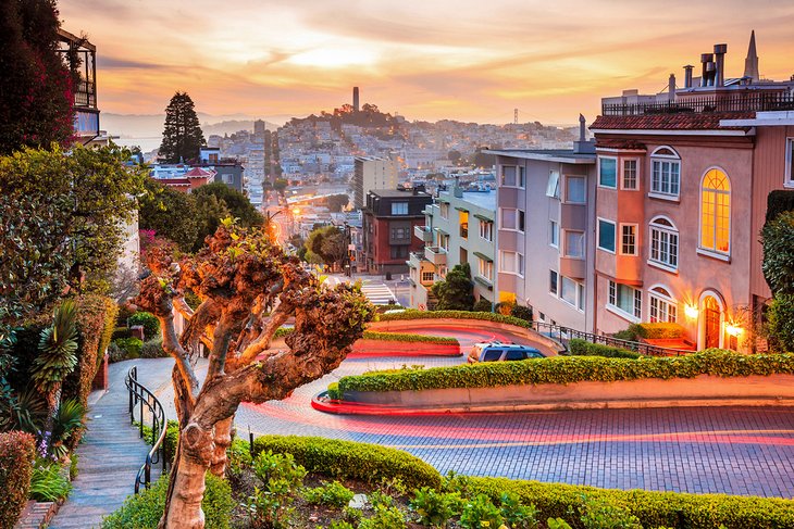 Lombard Street en San Francisco al amanecer.