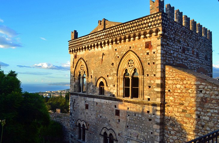 Porta Catania y Palacio Duca de Santo Stéfano