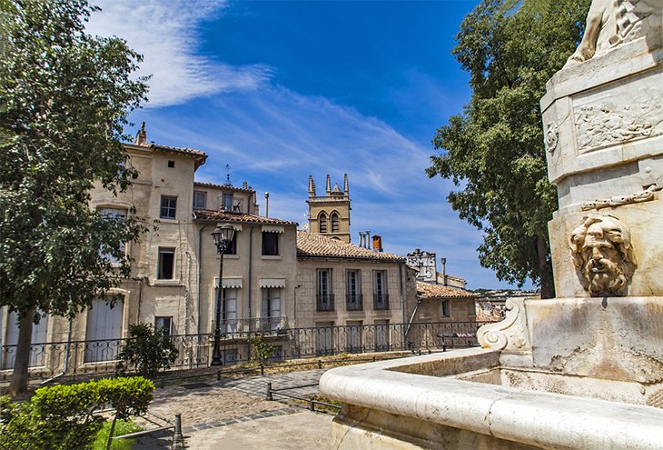 Fuente en la plaza de la Canourgue