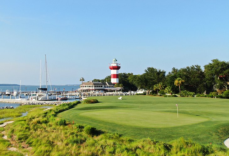 Campo de golf con vista al faro de Harbour Town, Hilton Head Island