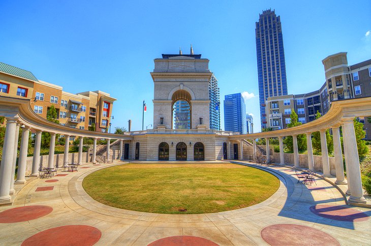 Puerta del Milenio, Midtown