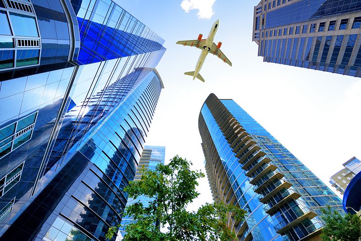 Avión volando sobre Atlanta