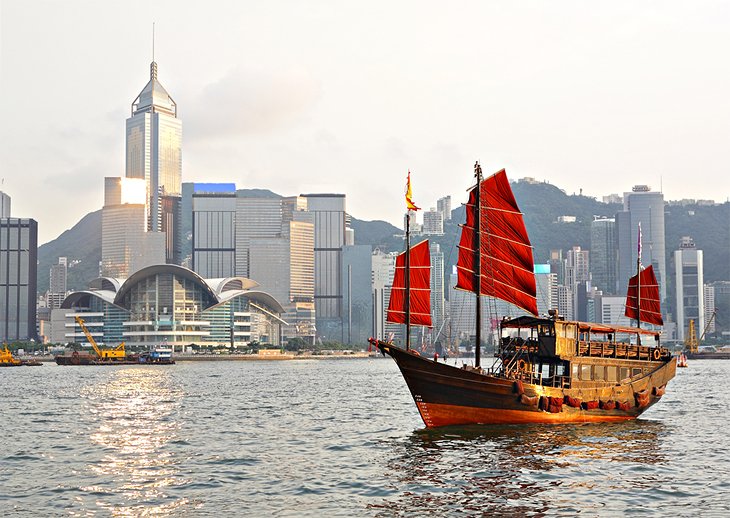 Un junco turístico en el puerto de Victoria, Hong Kong