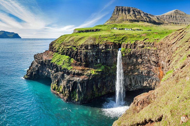 Pueblo y cascada de Gasadalur en las Islas Feroe