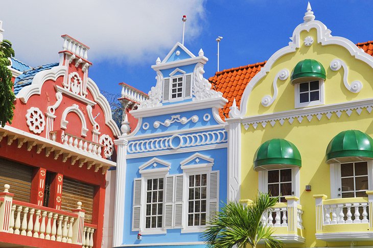 Coloridos edificios holandeses en Oranjestad