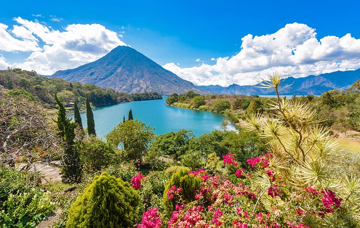 Lago de Atitlán con el volcán San Pedro a lo lejos
