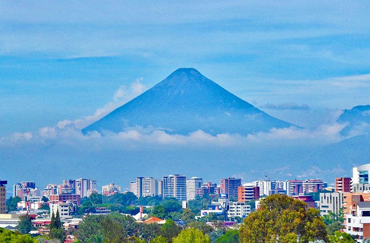 Ciudad de Guatemala y el volcán de Fuego