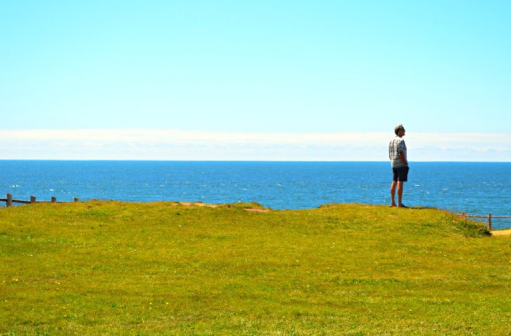Un visitante disfrutando de la vista en Boiler Bay