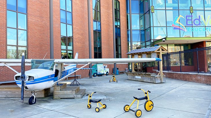 Equipo de juego fuera del Museo Infantil EdVenture