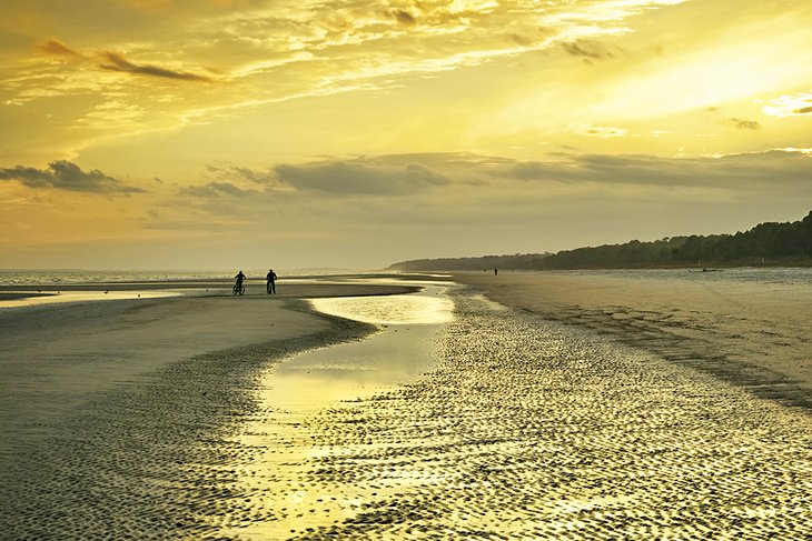 Ciclismo en la playa al atardecer