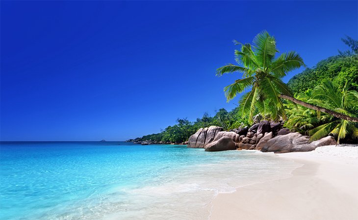 Una playa tropical prístina en la isla de Praslin