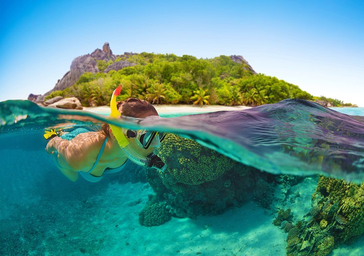 Una mujer buceando en las Seychelles