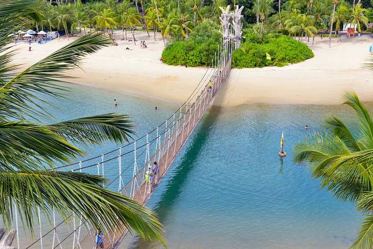 Puente colgante a la playa de Palawan, isla de Sentosa