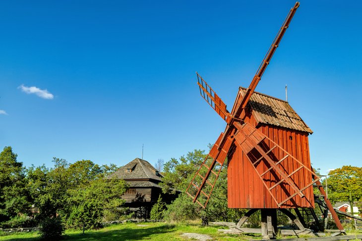 Antiguo molino de viento en Skansen