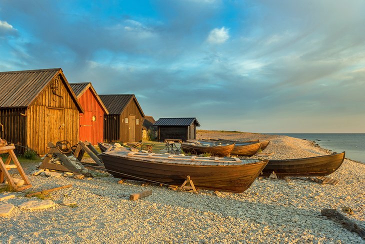 Cabañas y barcos de pesca en la playa de Fårö