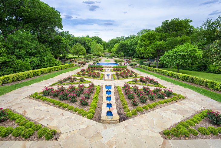 Jardín de rosas en el Jardín Botánico de Fort Worth
