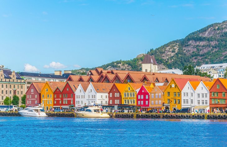 Edificios coloridos a lo largo del muelle de Bryggen