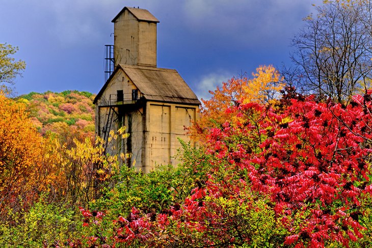 Torre de patio de trenes abandonada rodeada de colores otoñales en Virginia Occidental